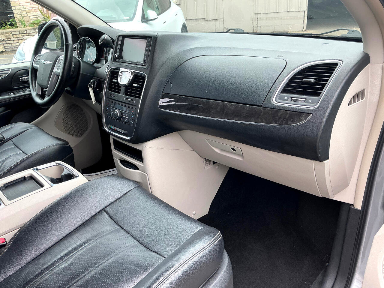 Used 2013 Chrysler Town & Country Touring-L w/ Driver Convenience Group image 9