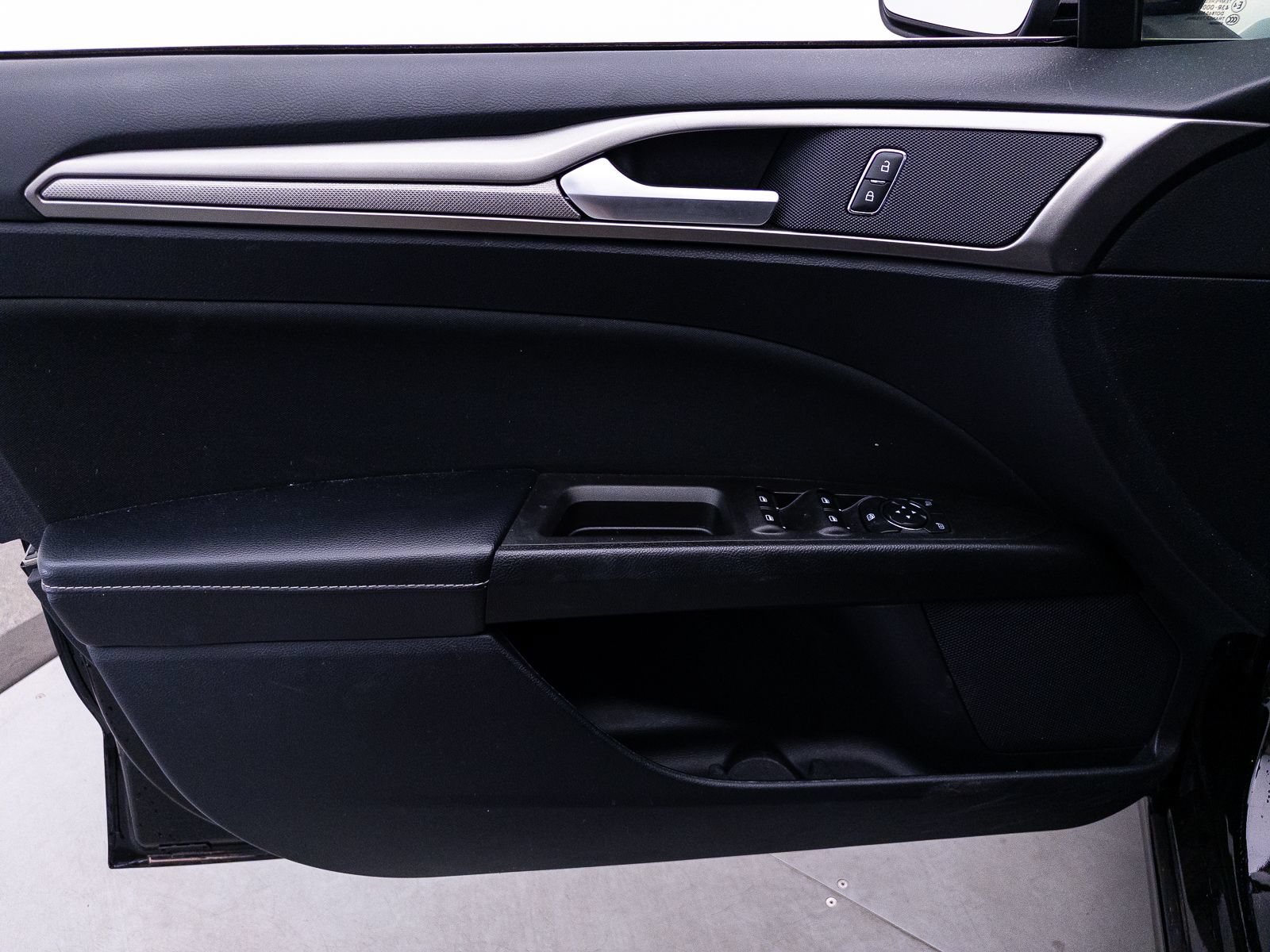 Used 2018 Ford Fusion SE w/ Fusion SE Technology Package FWD image 11