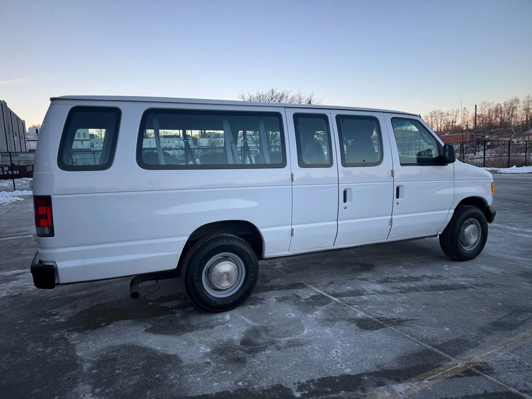 Used 2003 Ford E-350 and Econoline 350 XLT image 9