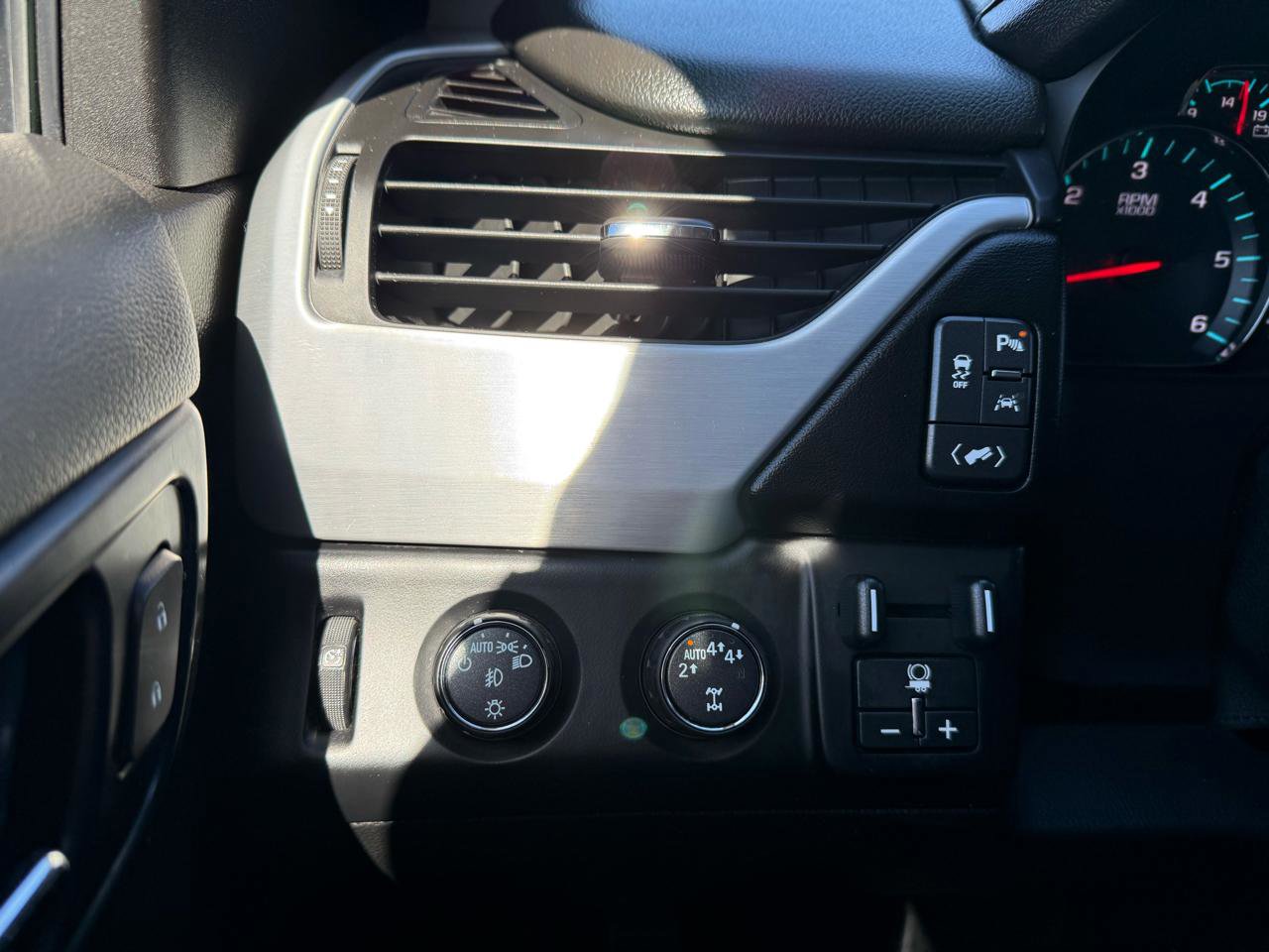 Used 2018 GMC Yukon SLT w/ Premium Edition image 29