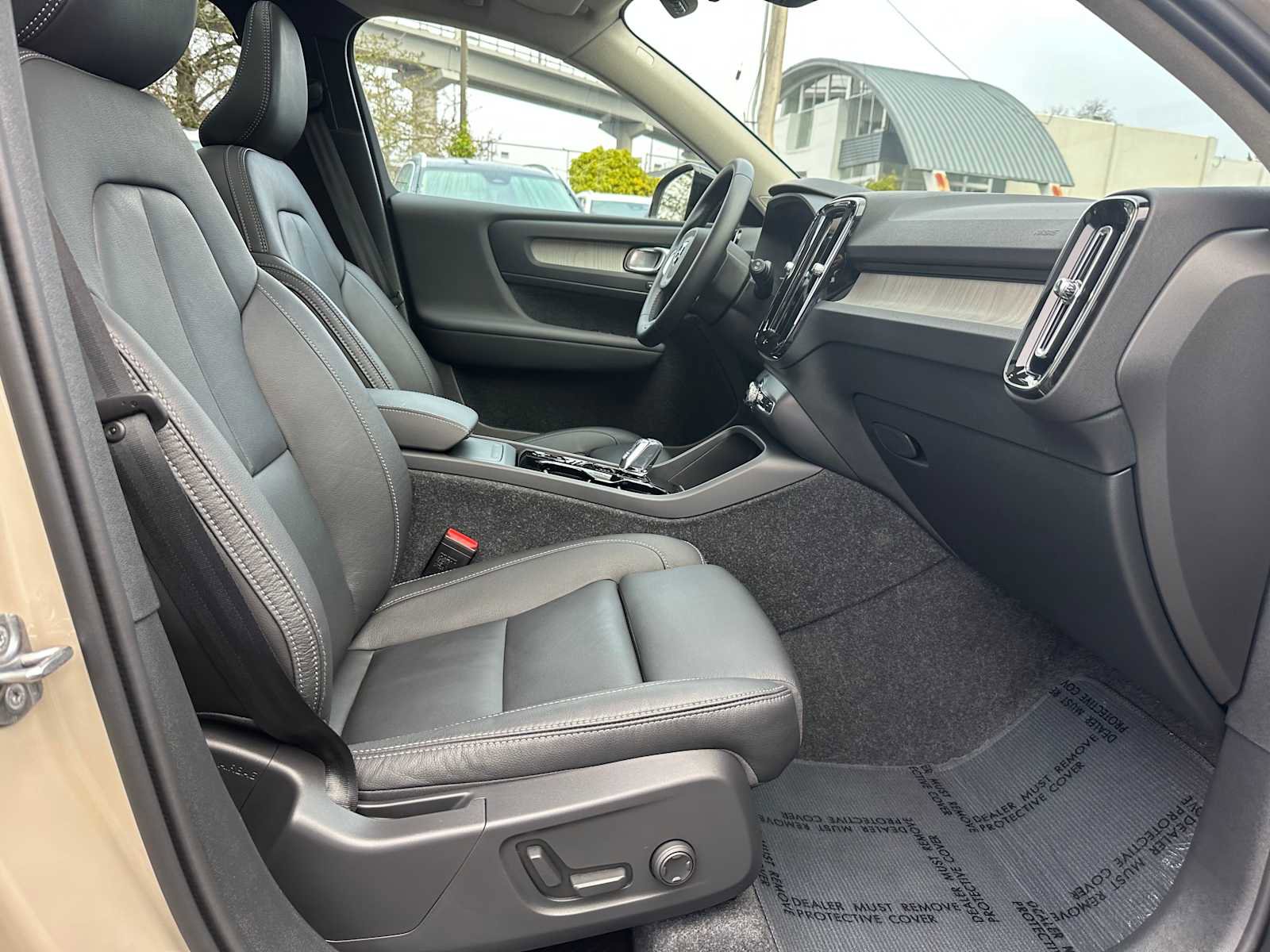 Used 2025 Volvo XC40 B5 Ultra w/ Climate Package image 10