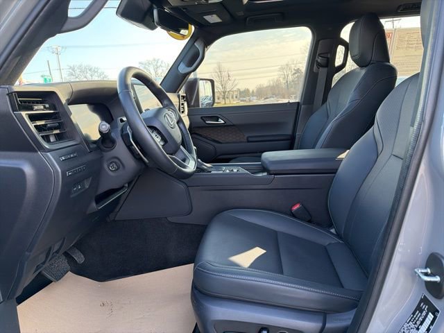 Used 2025 Lexus GX 550 w/ Accessory Package (2T) image 12