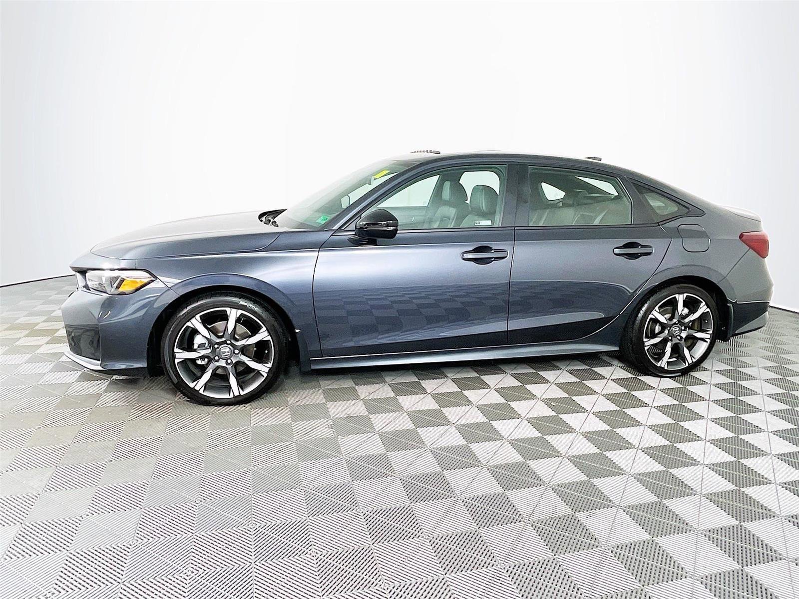 Used 2025 Honda Civic Sport Touring image 4