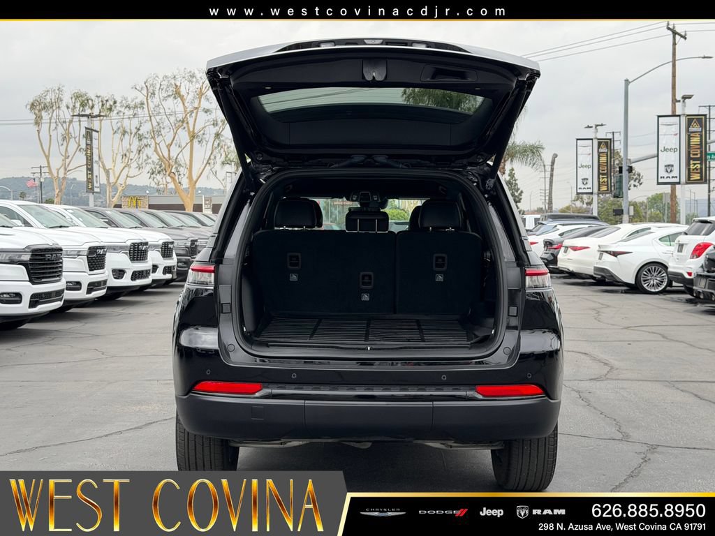 Used 2025 Jeep Grand Cherokee Altitude RWD image 9