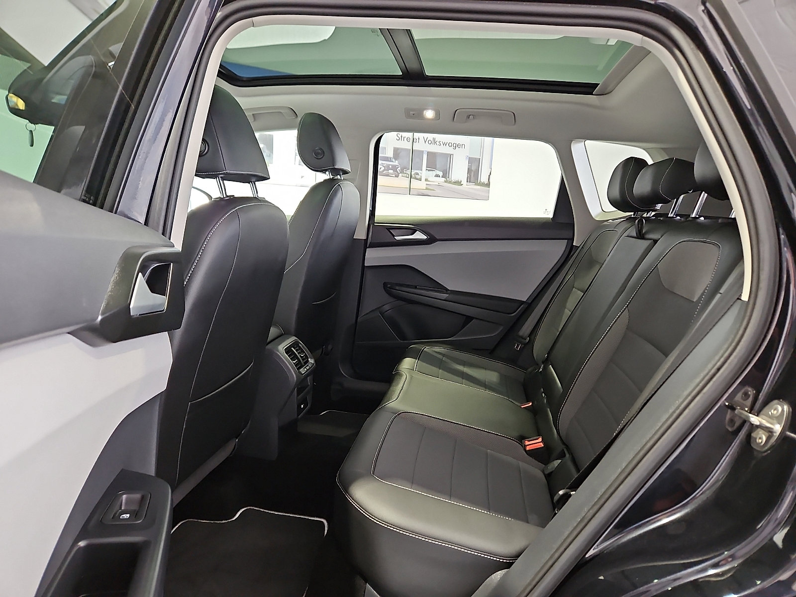 Certified 2023 Volkswagen Taos SE w/ Panoramic Sunroof Package AWD/4WD image 8