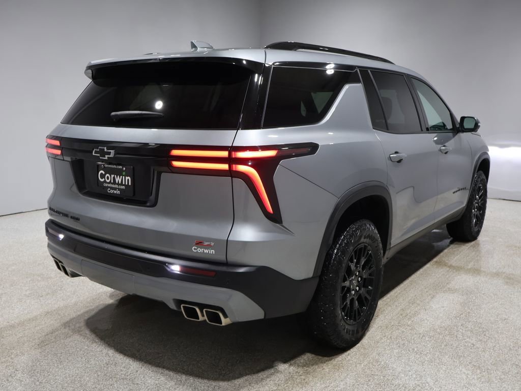 Used 2025 Chevrolet Traverse Z71 image 2