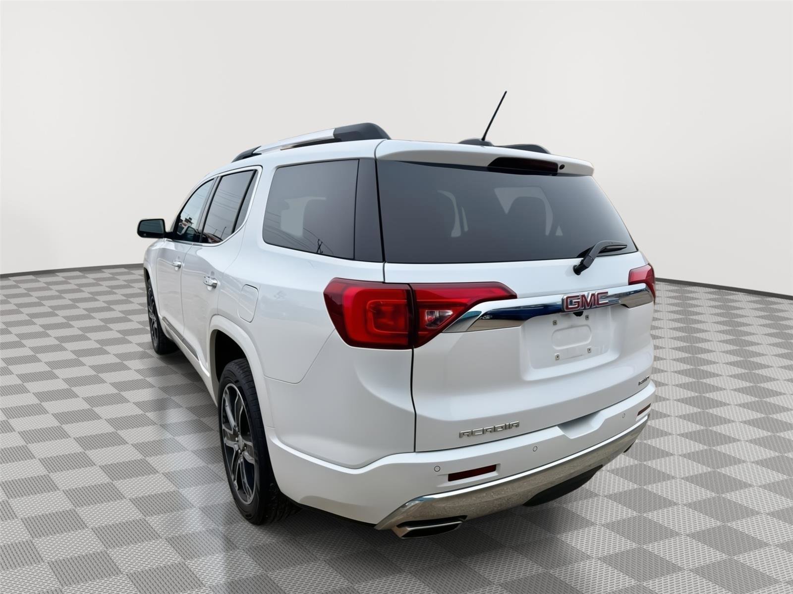 Used 2017 GMC Acadia Denali w/ Technology Package AWD/4WD image 5