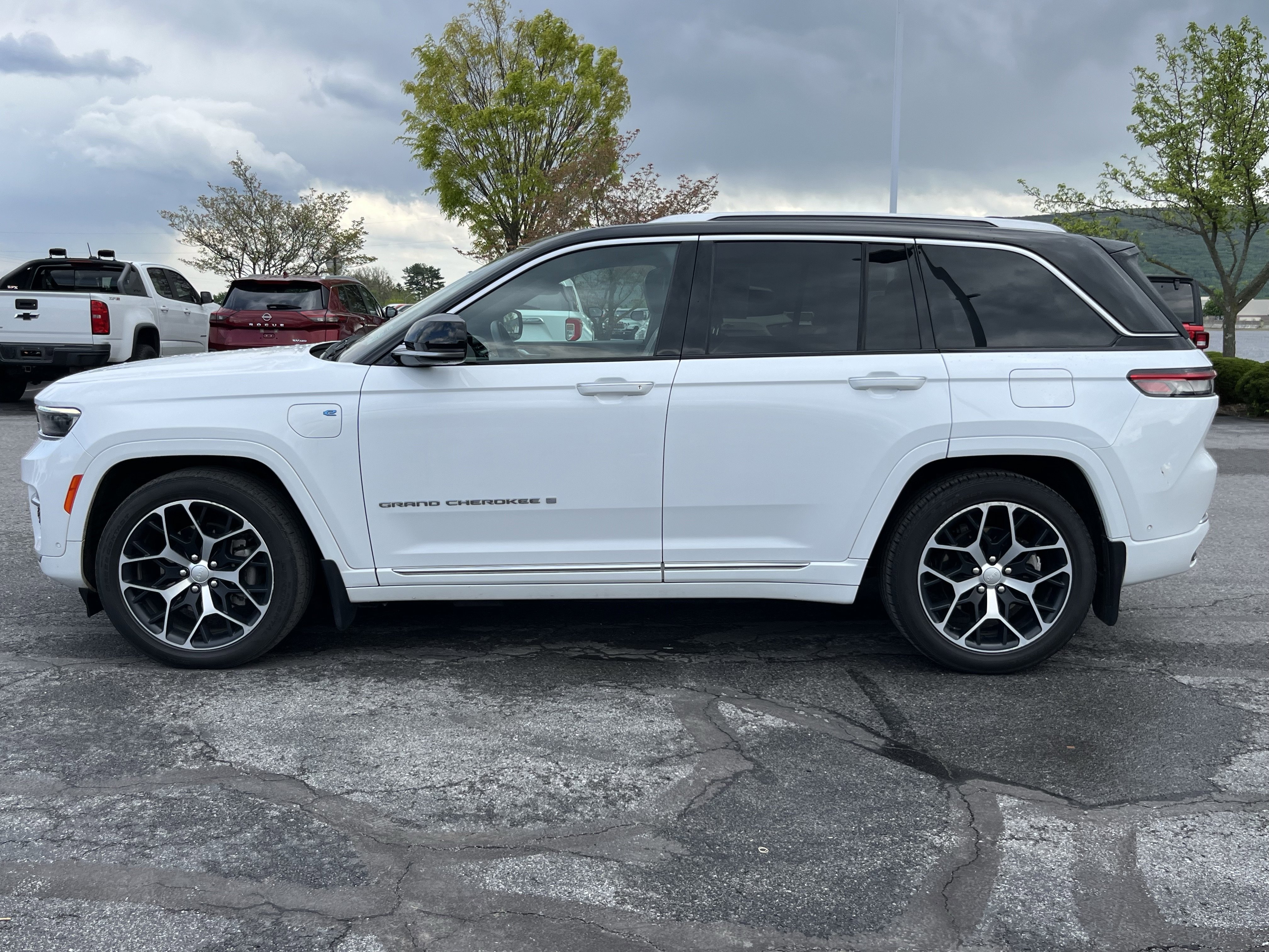 Used 2022 Jeep Grand Cherokee Summit AWD/4WD image 10