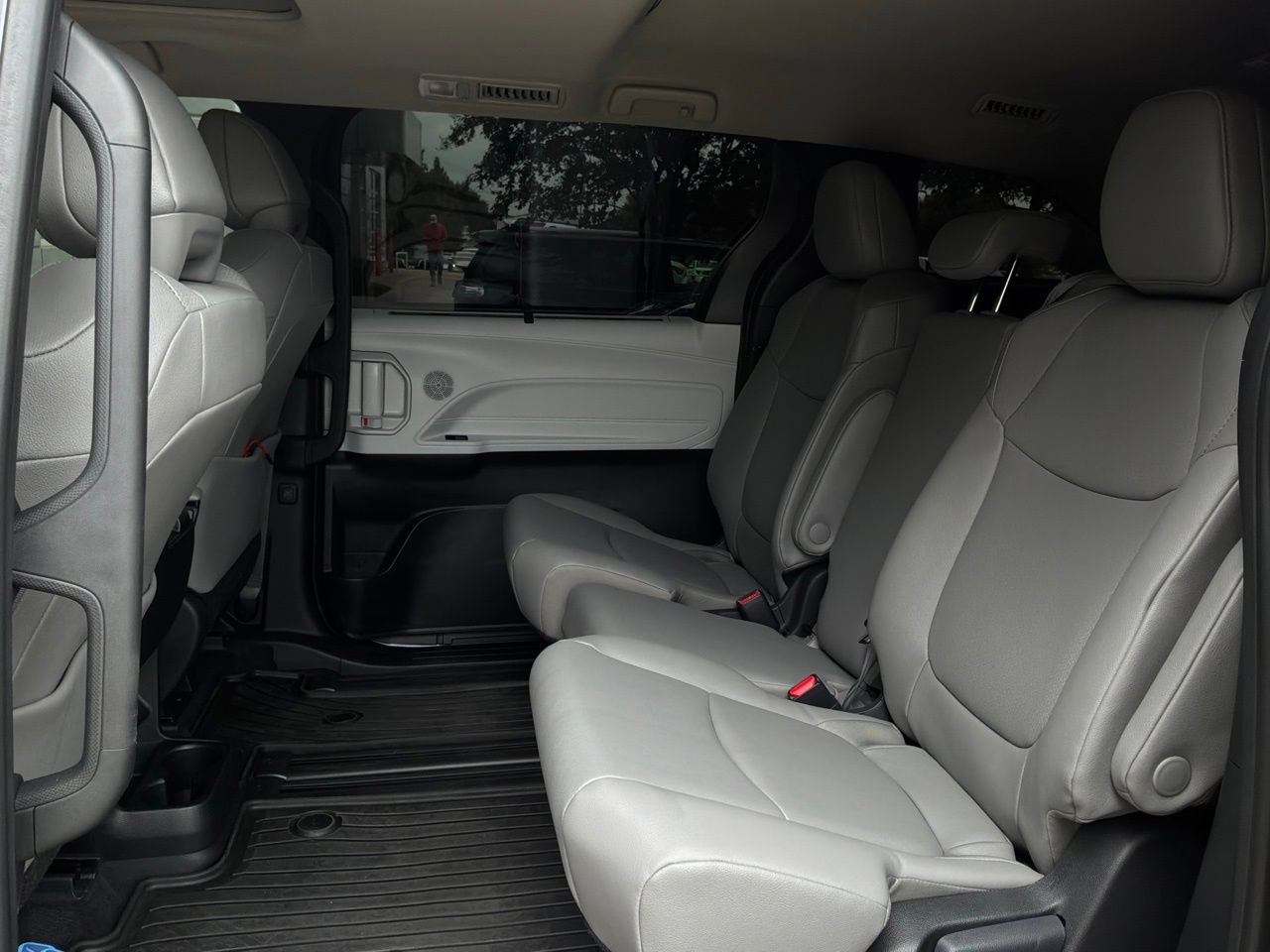 Used 2025 Toyota Sienna XLE FWD image 12