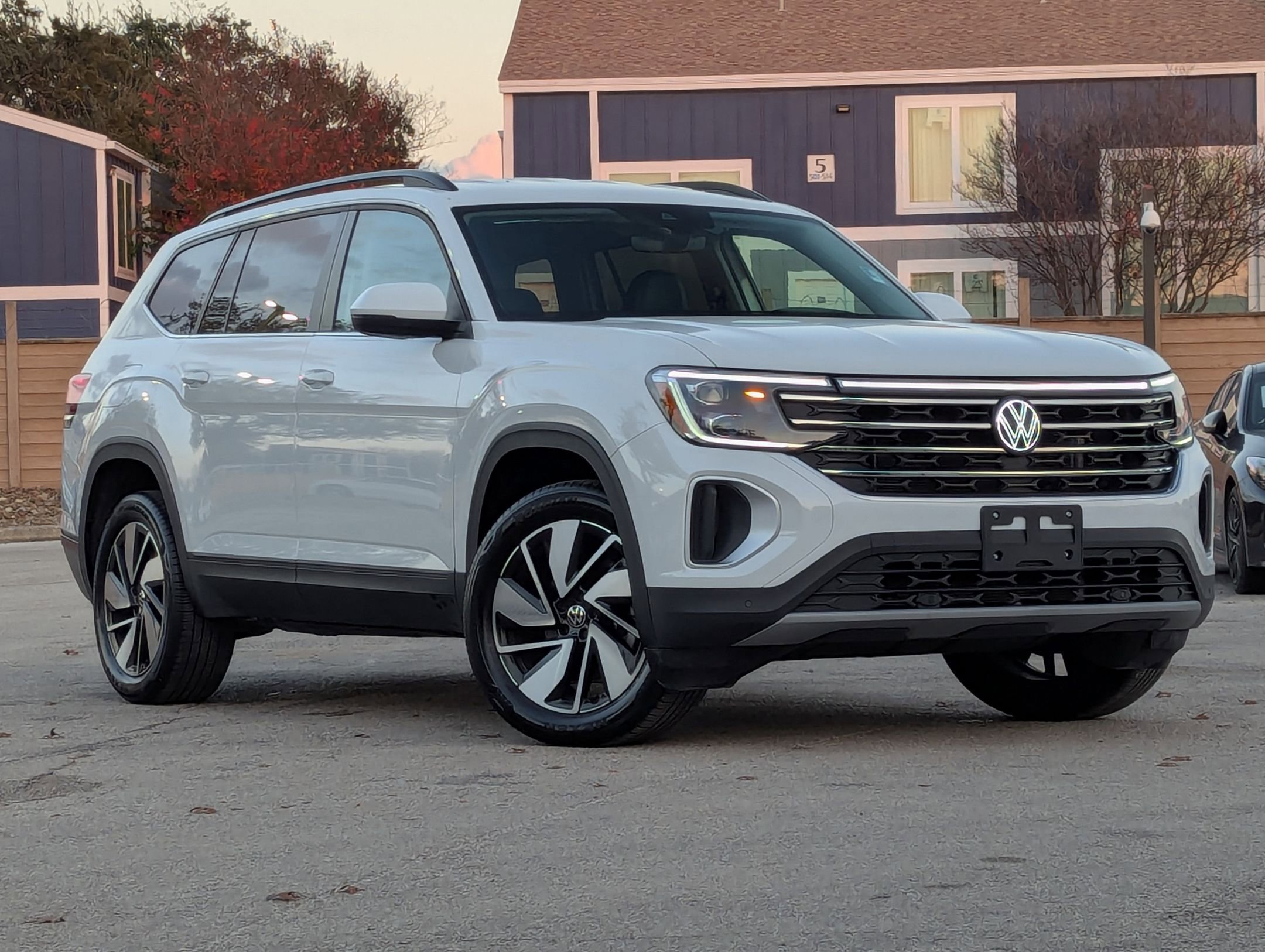 Used 2025 Volkswagen Atlas SE image 2