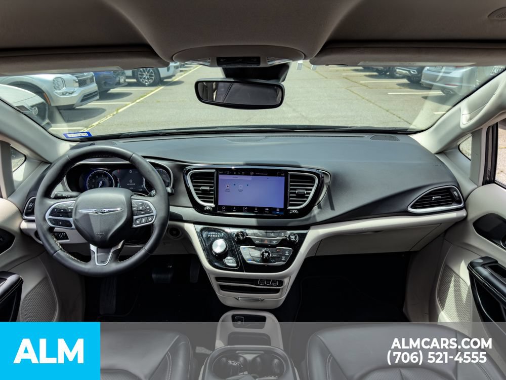 Used 2023 Chrysler Pacifica Touring-L FWD image 16