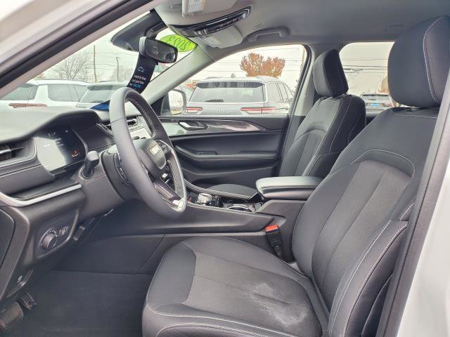 Used 2023 Jeep Grand Cherokee Laredo w/ Luxury Tech Group I image 6