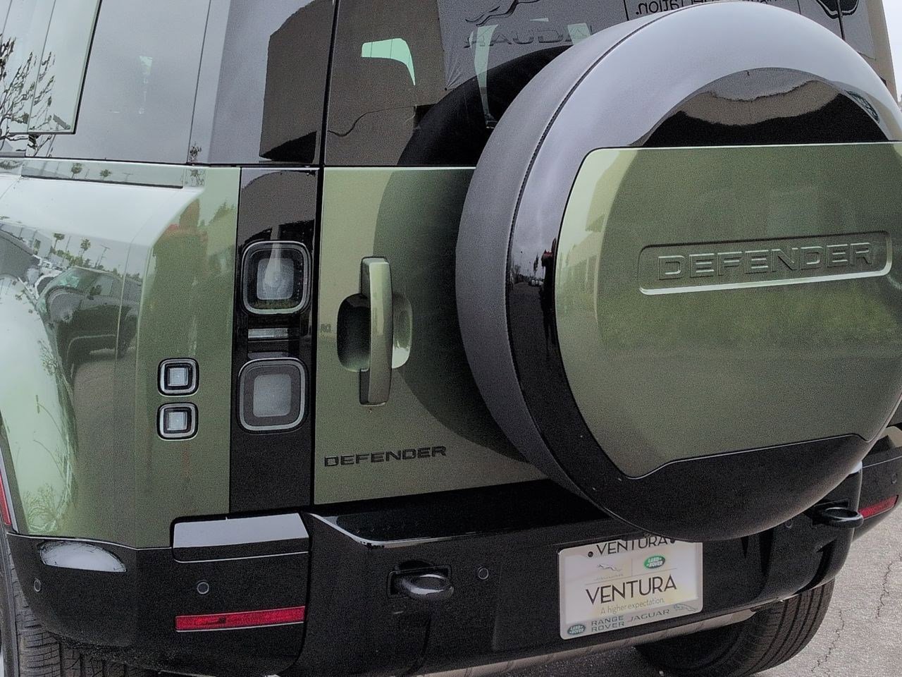 New 2026 Land Rover Defender 110 X-Dynamic SE image 24