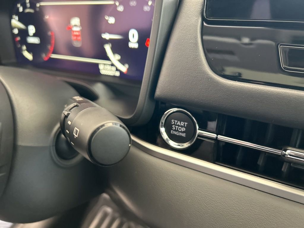 New 2025 Mitsubishi Outlander SE image 42