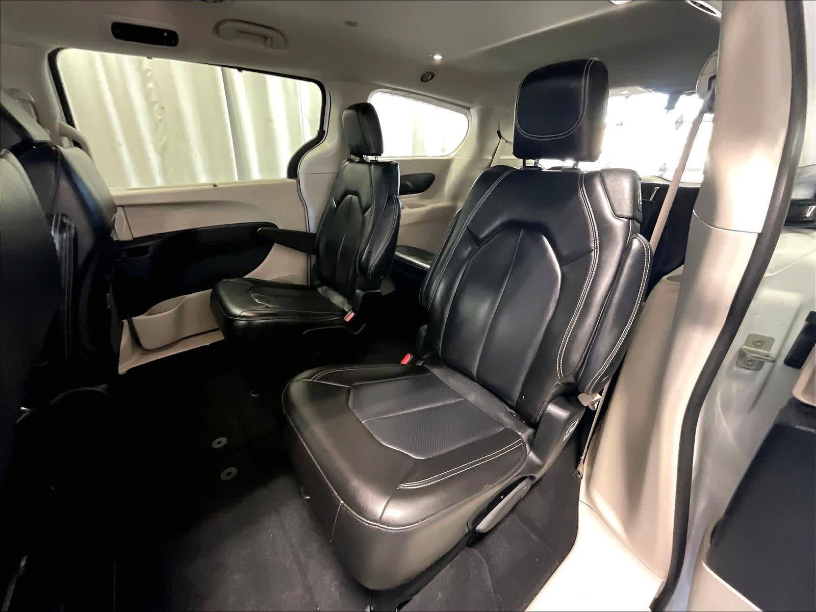 Used 2023 Chrysler Pacifica Touring-L FWD image 15