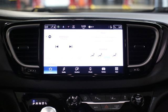 Used 2025 Chrysler Pacifica Select image 13