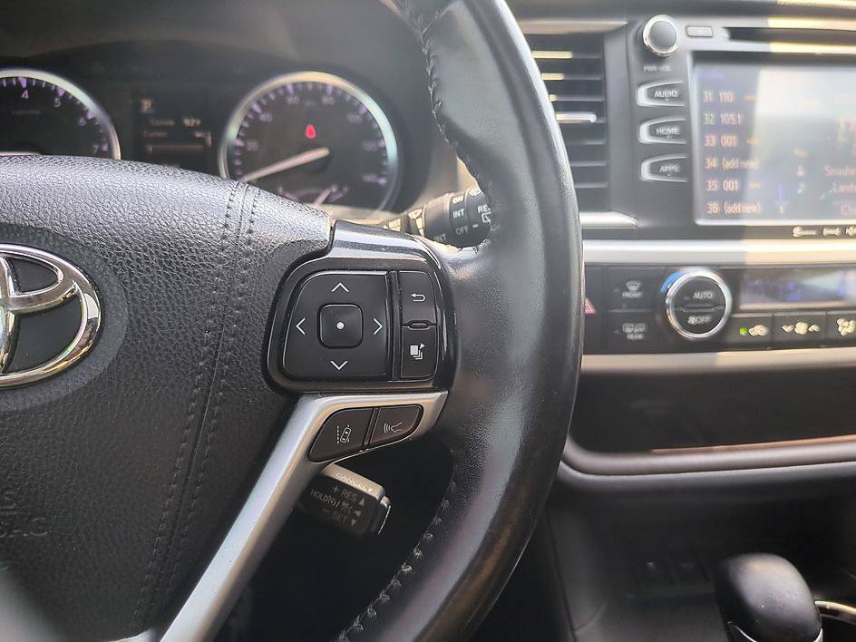 Used 2019 Toyota Highlander XLE FWD image 16