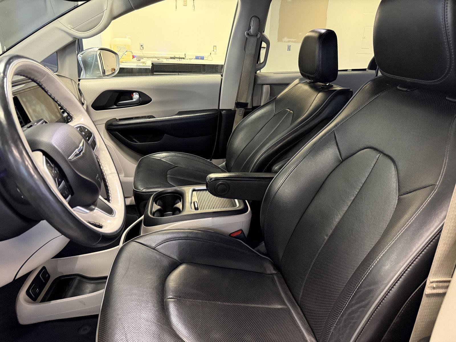 Used 2020 Chrysler Pacifica Limited image 16