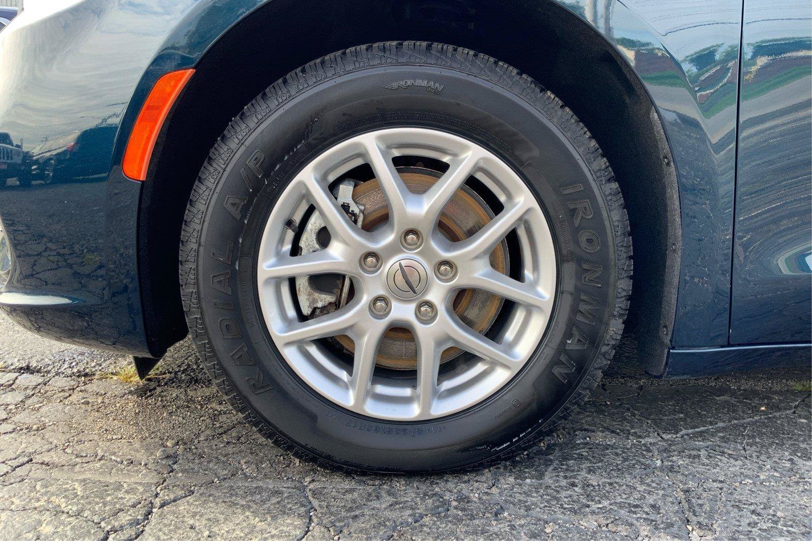 Used 2025 Chrysler Pacifica Select FWD image 24