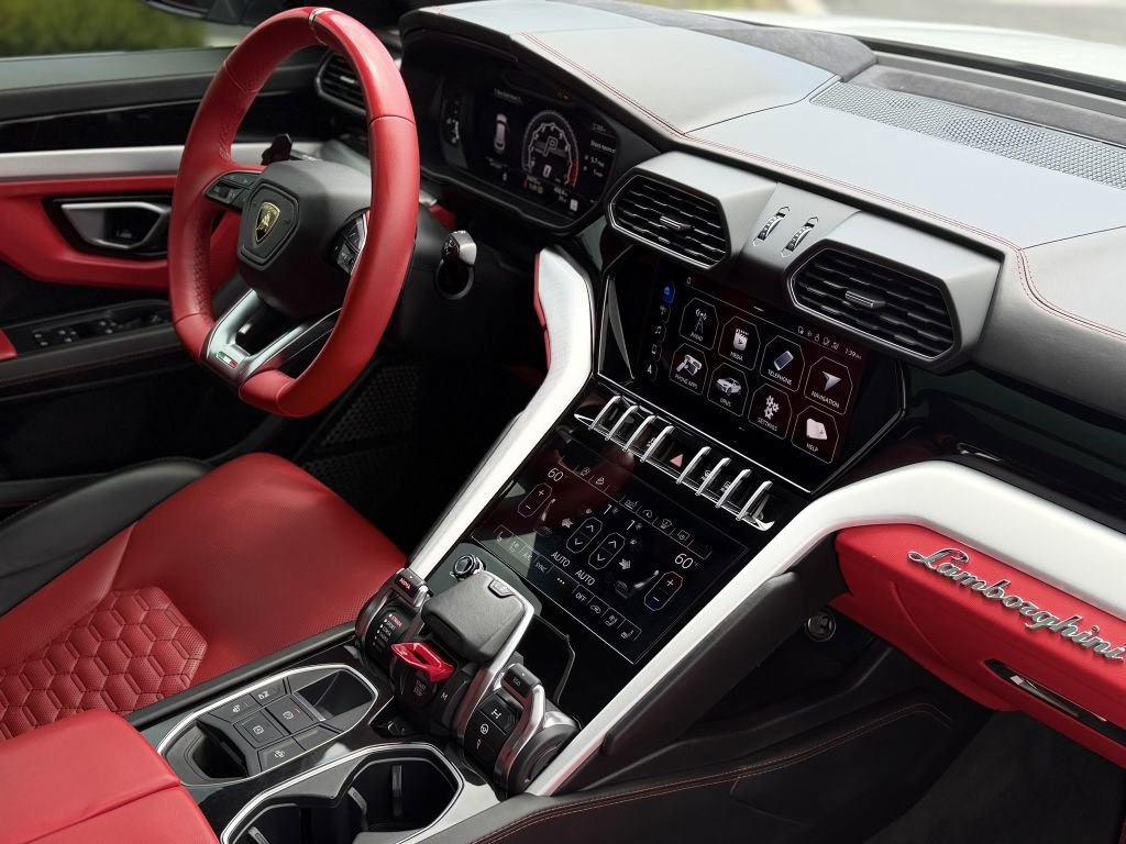Used 2021 Lamborghini Urus AWD/4WD image 46