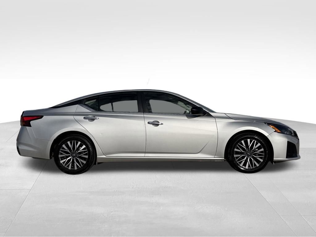 Used 2024 Nissan Altima 2.5 SV image 2