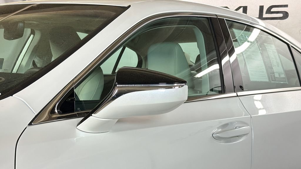 Certified 2025 Lexus ES 300h w/ Premium Package image 5