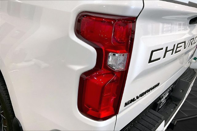 Used 2024 Chevrolet Silverado 1500 High Country w/ Technology Package AWD/4WD image 32