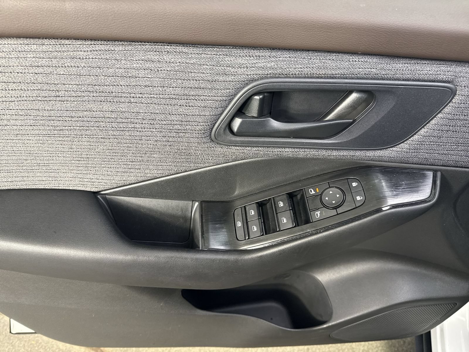 Used 2023 Nissan Rogue S AWD/4WD image 19