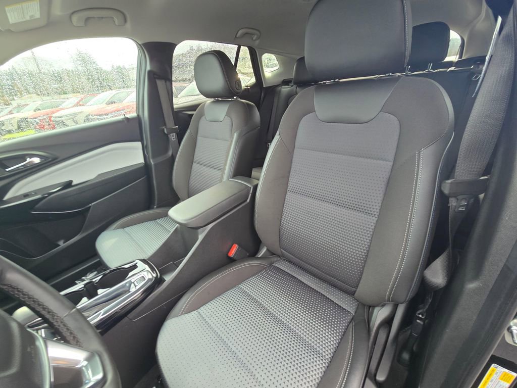 Certified 2025 Chevrolet Trax LT w/ LT Convenience Package FWD image 17
