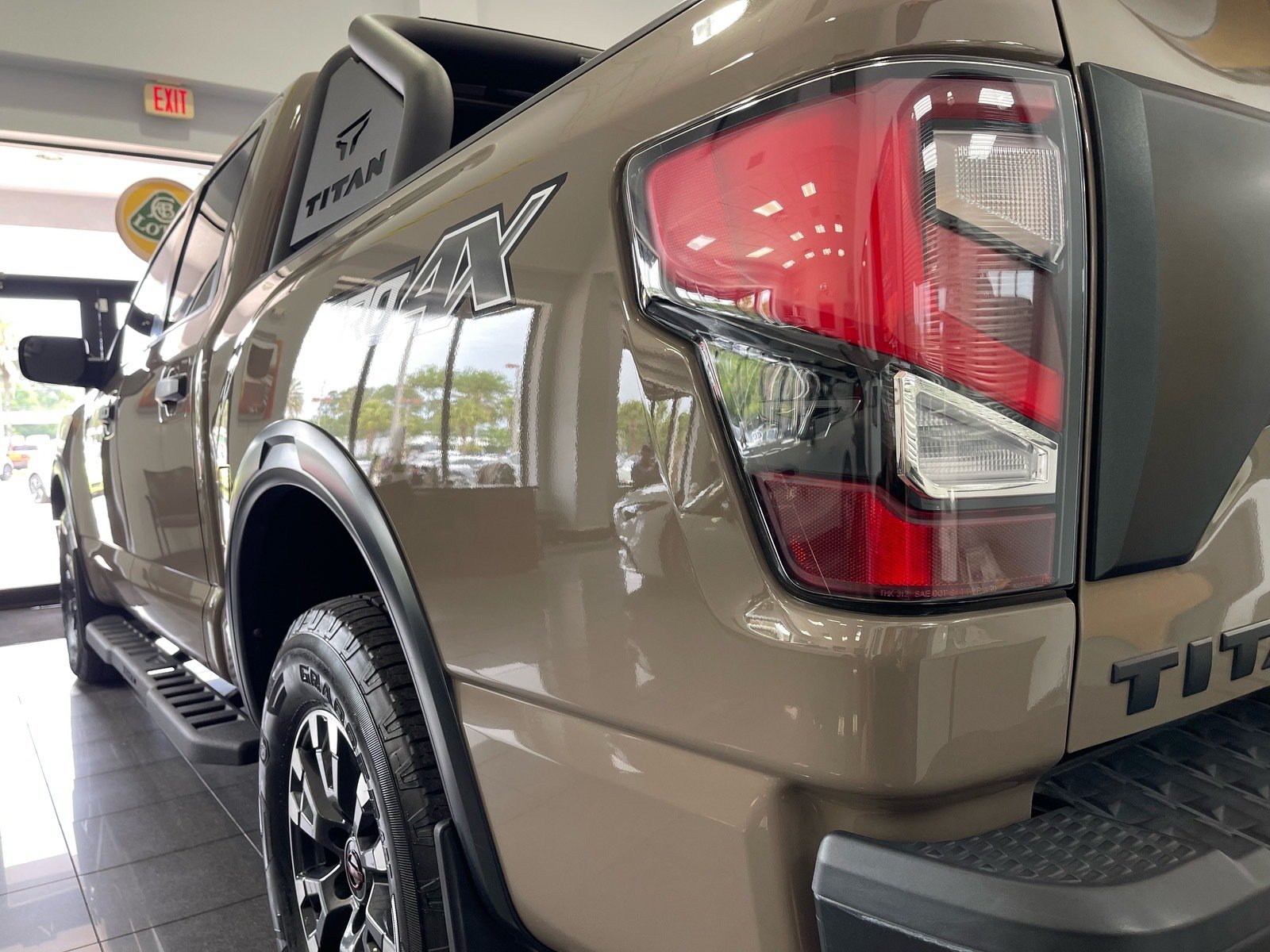 Used 2023 Nissan Titan PRO-4X w/ Pro-4x Convenience Package AWD/4WD image 15