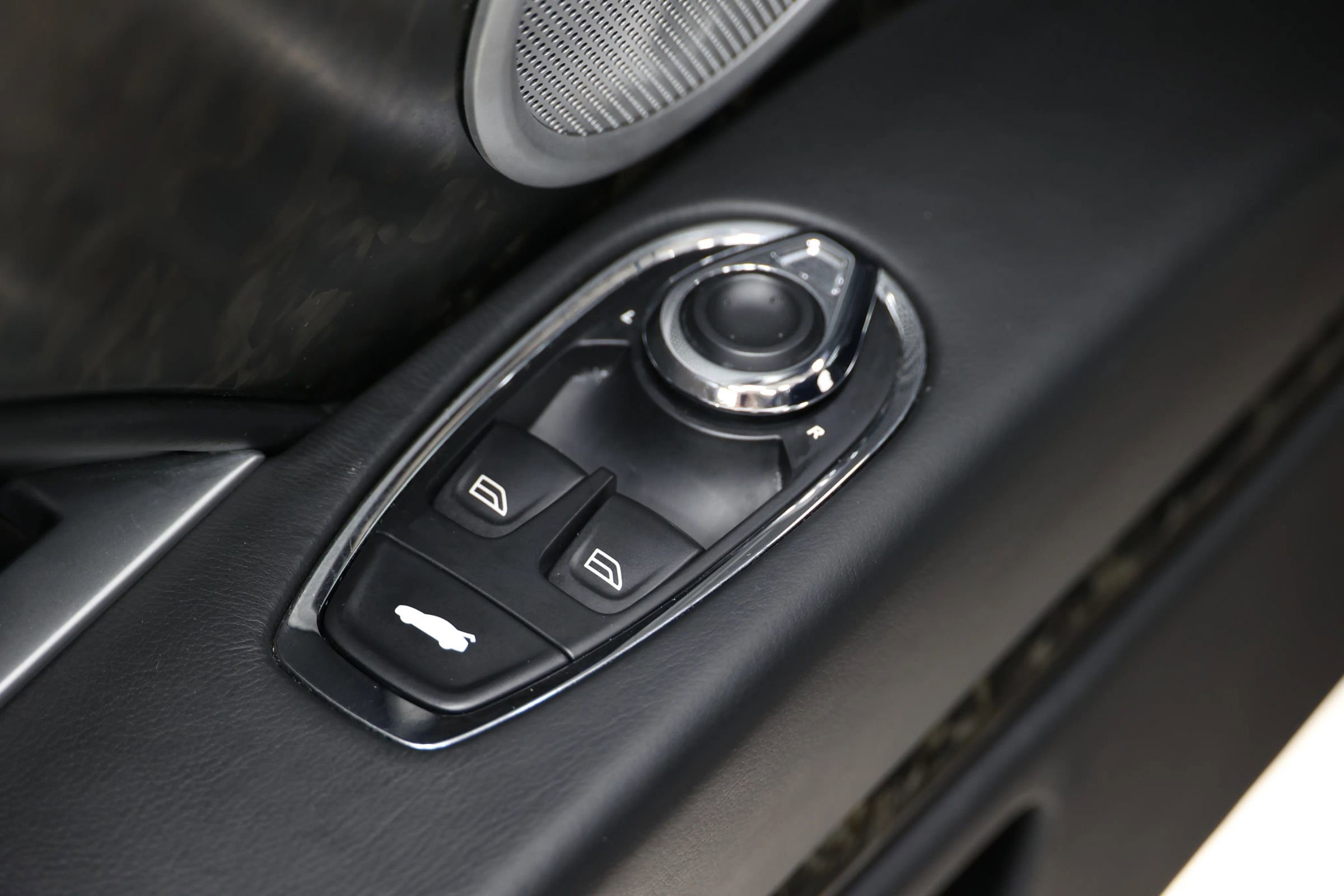 Used 2018 Aston Martin DB11 Coupe image 12