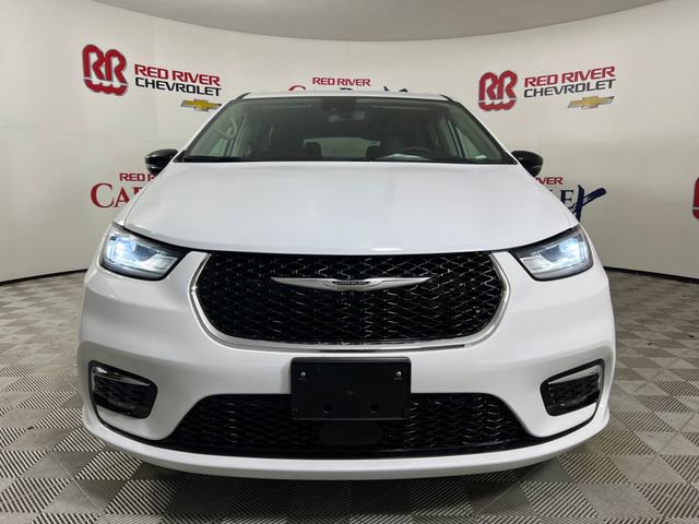 Used 2024 Chrysler Pacifica Touring-L image 2