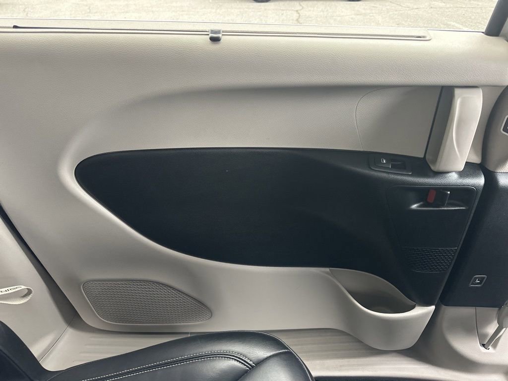 Used 2024 Chrysler Pacifica Touring-L image 14