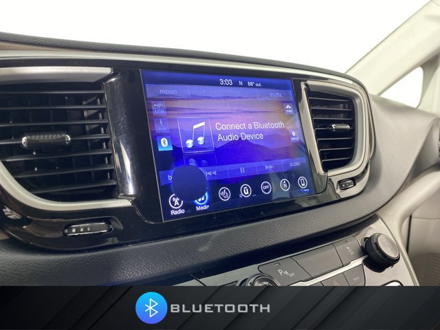 Used 2017 Chrysler Pacifica Touring-L w/ Tire & Wheel Group FWD image 3