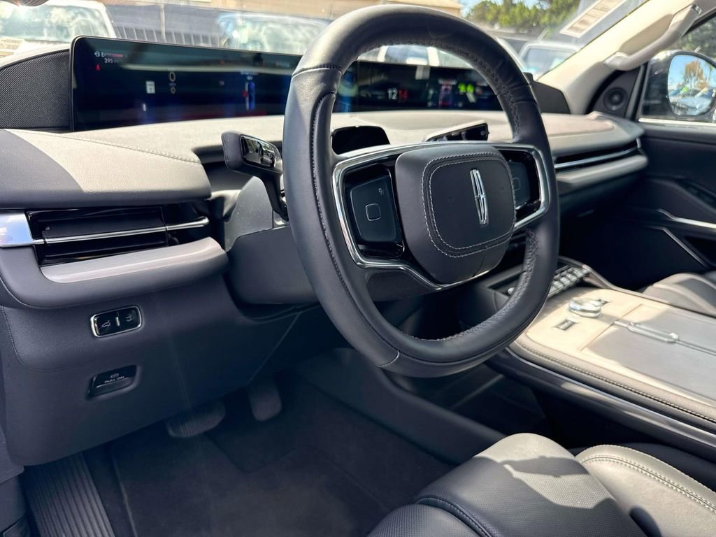 Used 2025 Lincoln Navigator Reserve image 26