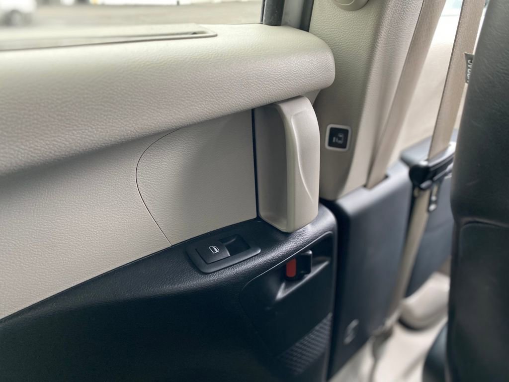 Used 2024 Chrysler Pacifica Touring-L image 16