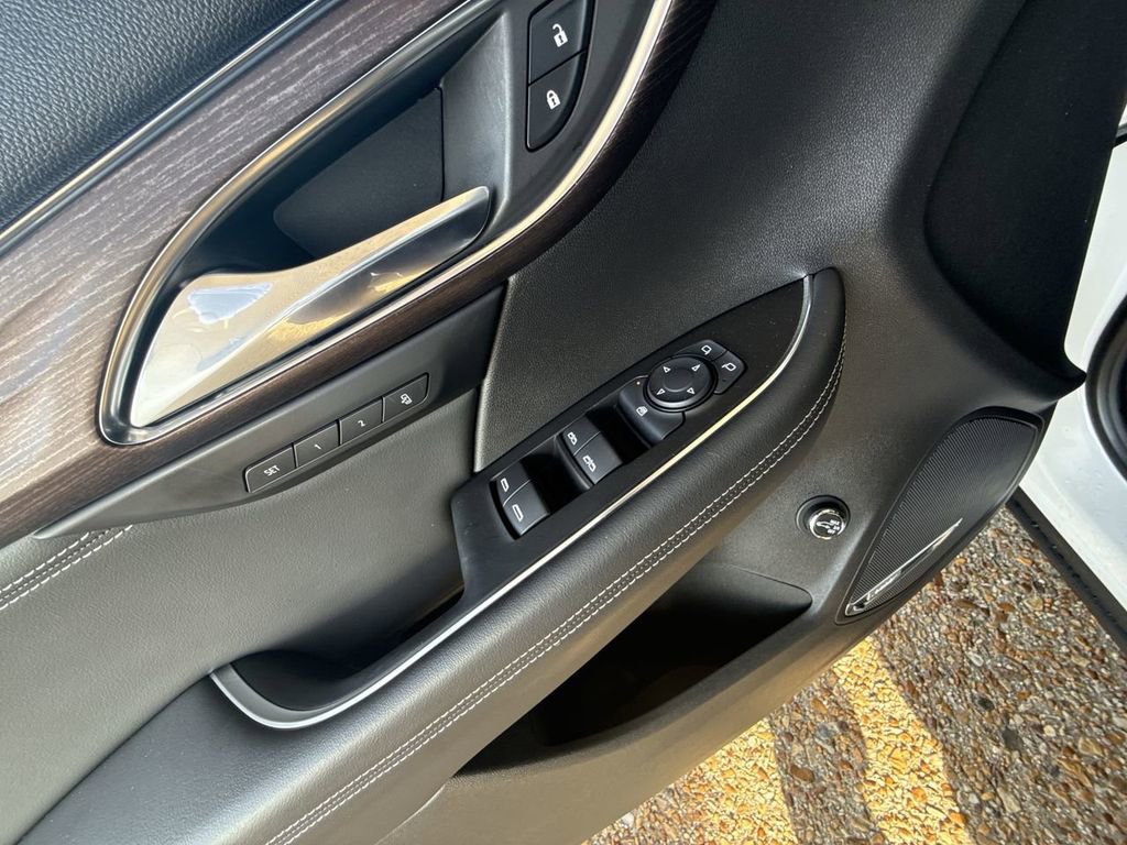 Certified 2021 Buick Envision Avenir w/ Technology Package II image 23