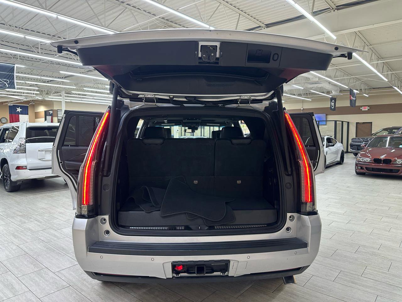 Used 2017 Cadillac Escalade Platinum AWD/4WD image 11