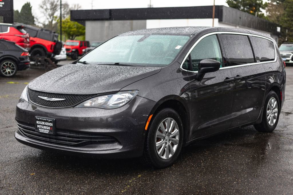 Used 2020 Chrysler Voyager L FWD image 5