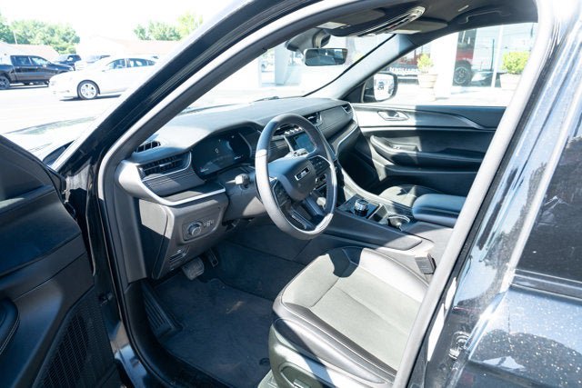 Certified 2025 Jeep Grand Cherokee Altitude AWD/4WD image 14