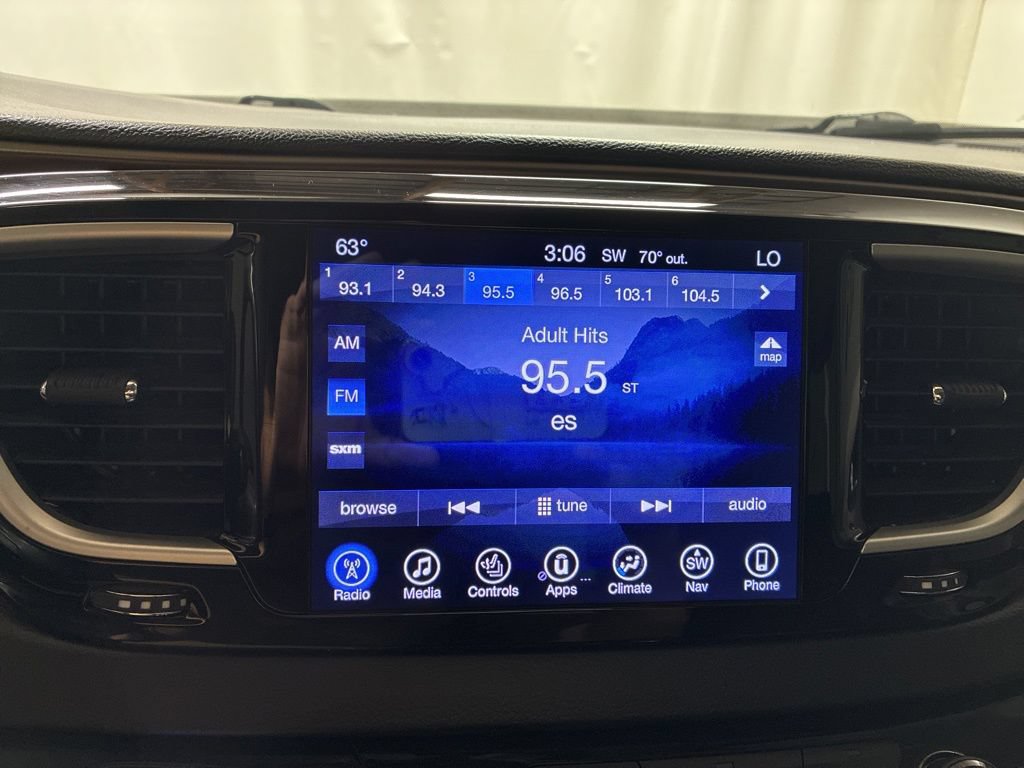 Used 2017 Chrysler Pacifica Touring-L w/ Tire & Wheel Group FWD image 18