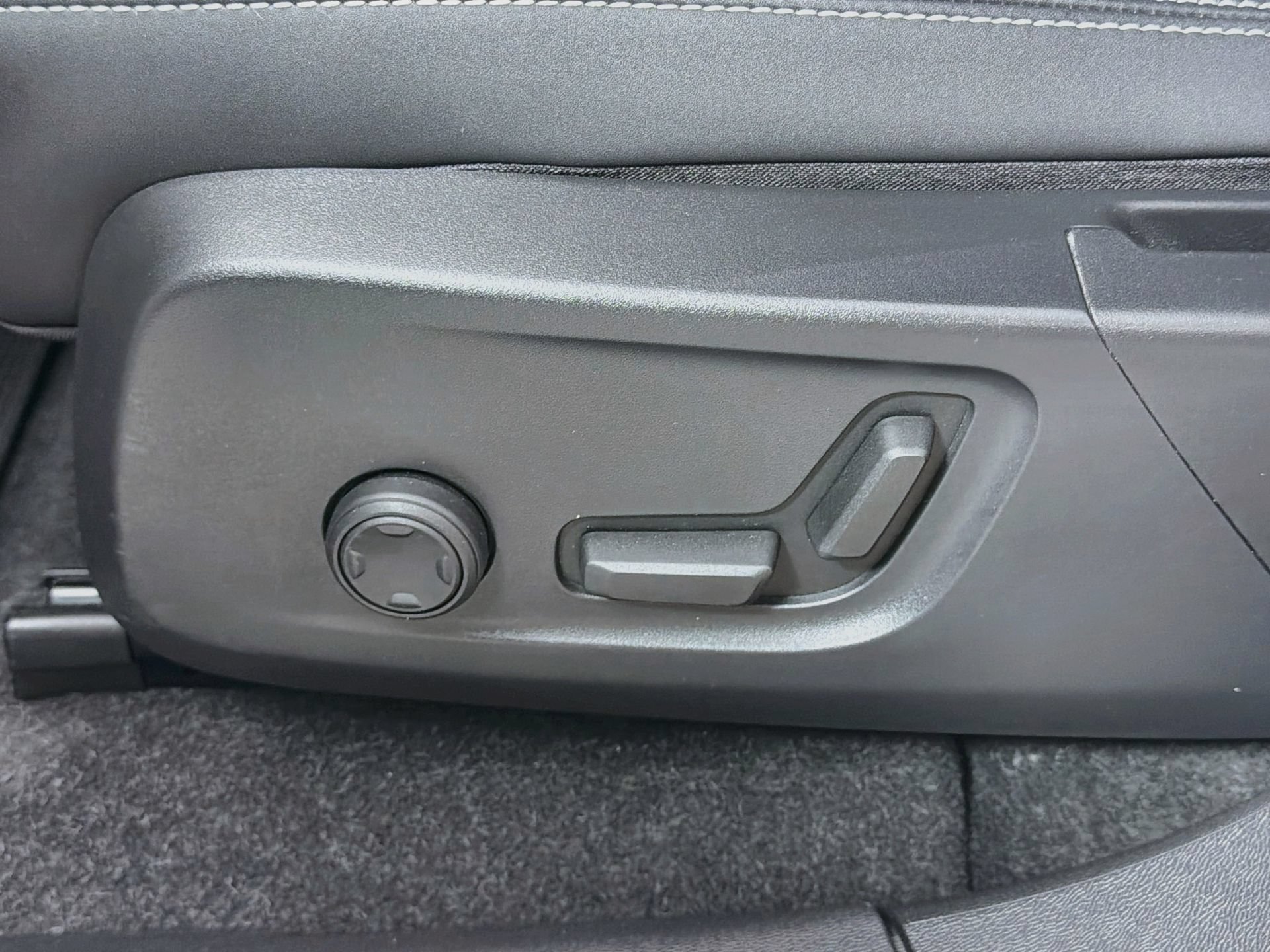 Certified 2023 Volvo C40 P8 Recharge Ultimate AWD/4WD image 18