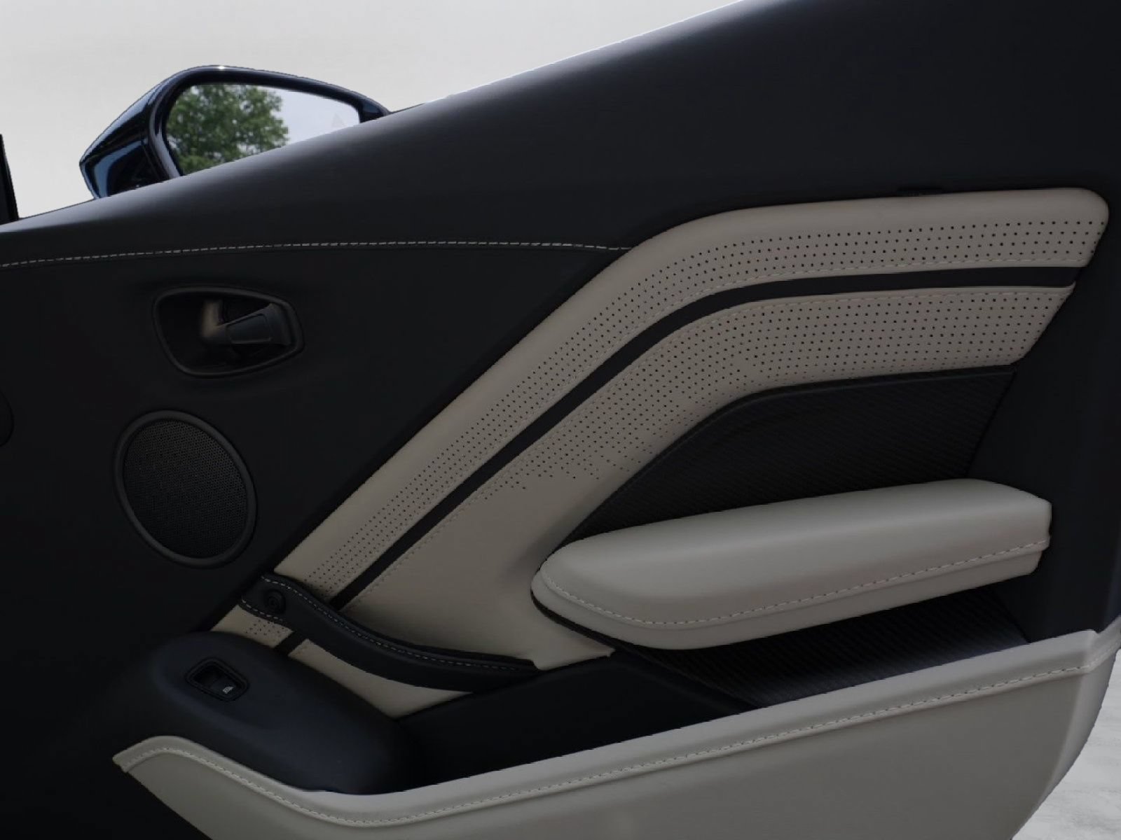 Used 2023 Aston Martin V8 Vantage Roadster RWD image 37
