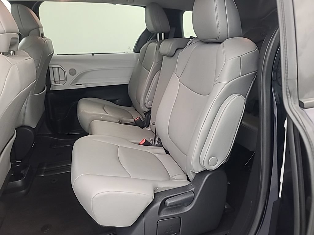 Used 2025 Toyota Sienna XLE FWD image 21
