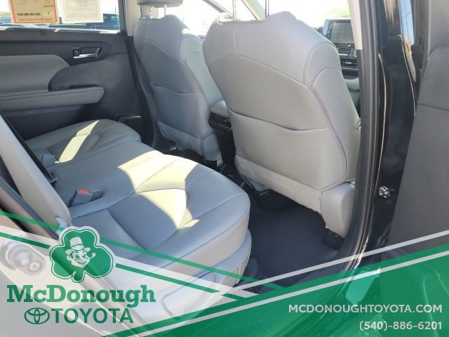 Used 2021 Toyota Highlander XLE image 30