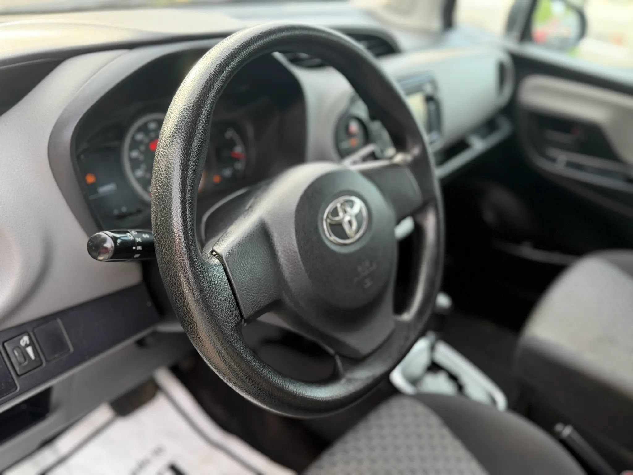 Used 2016 Toyota Yaris L FWD image 9