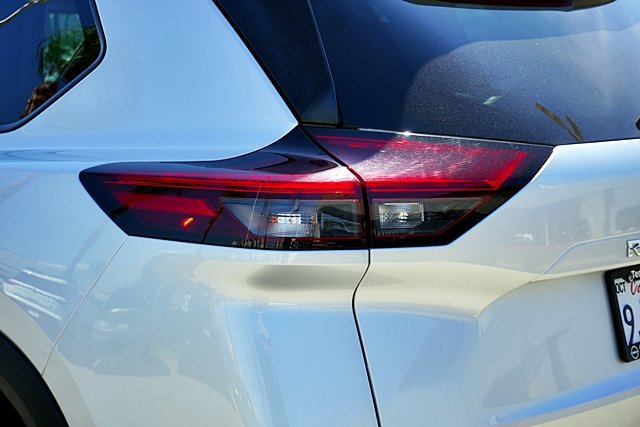 Used 2023 Nissan Rogue SV FWD image 7