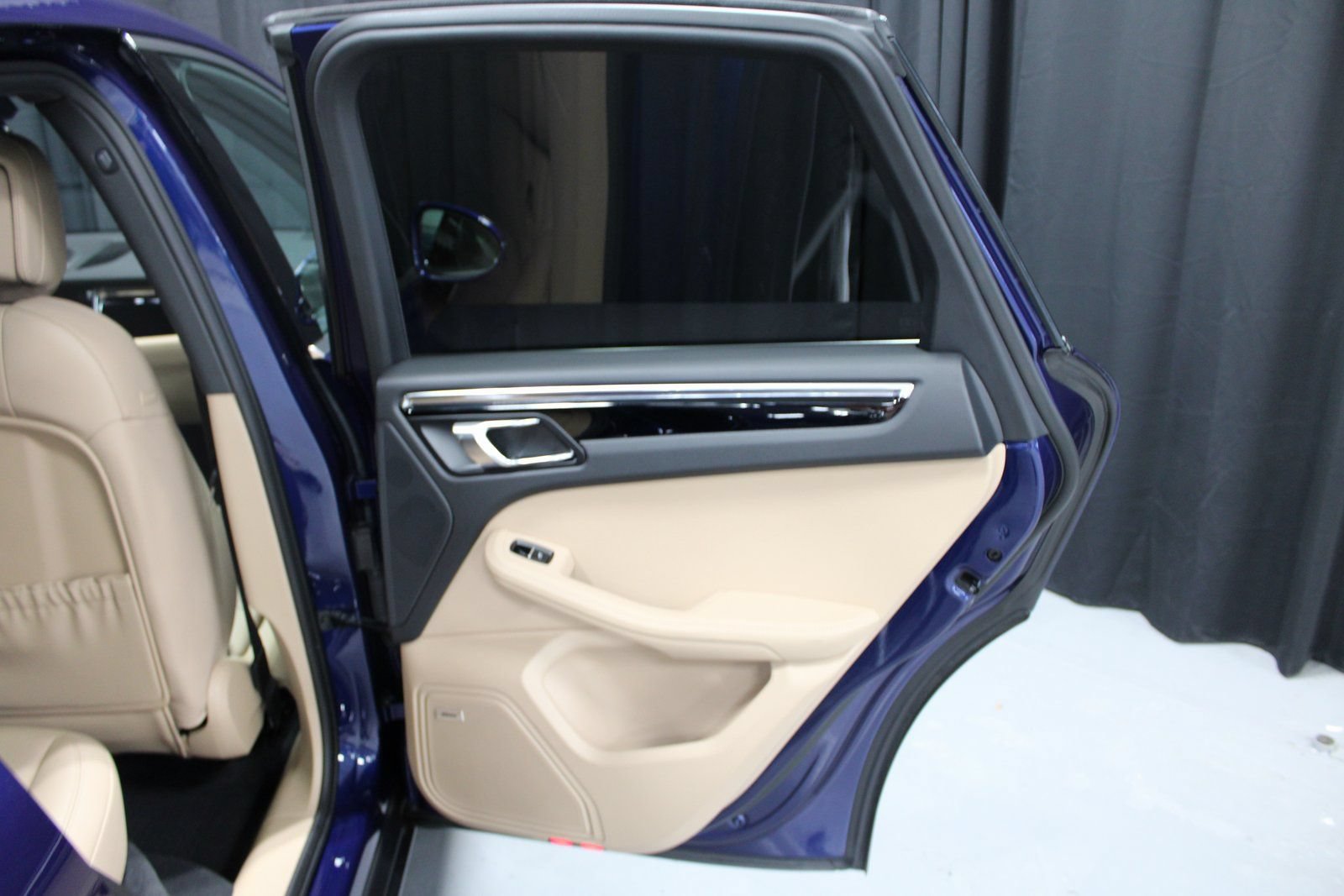 Certified 2025 Porsche Macan AWD/4WD image 19