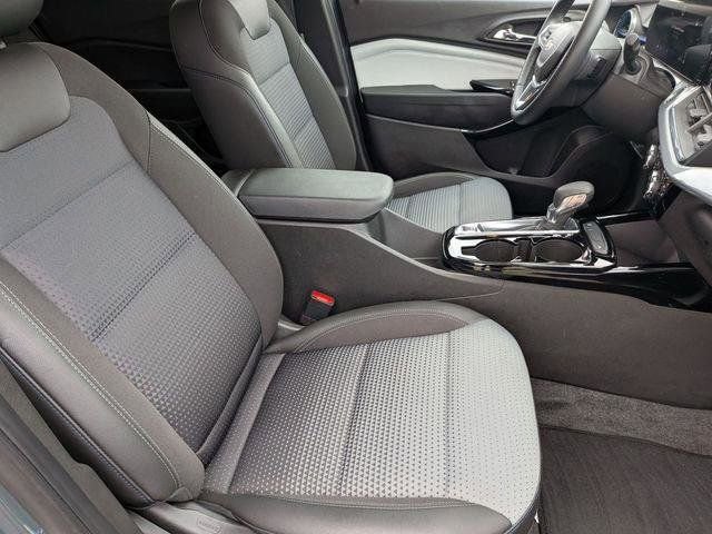 Used 2025 Chevrolet Trax LT w/ LT Convenience Package FWD image 30