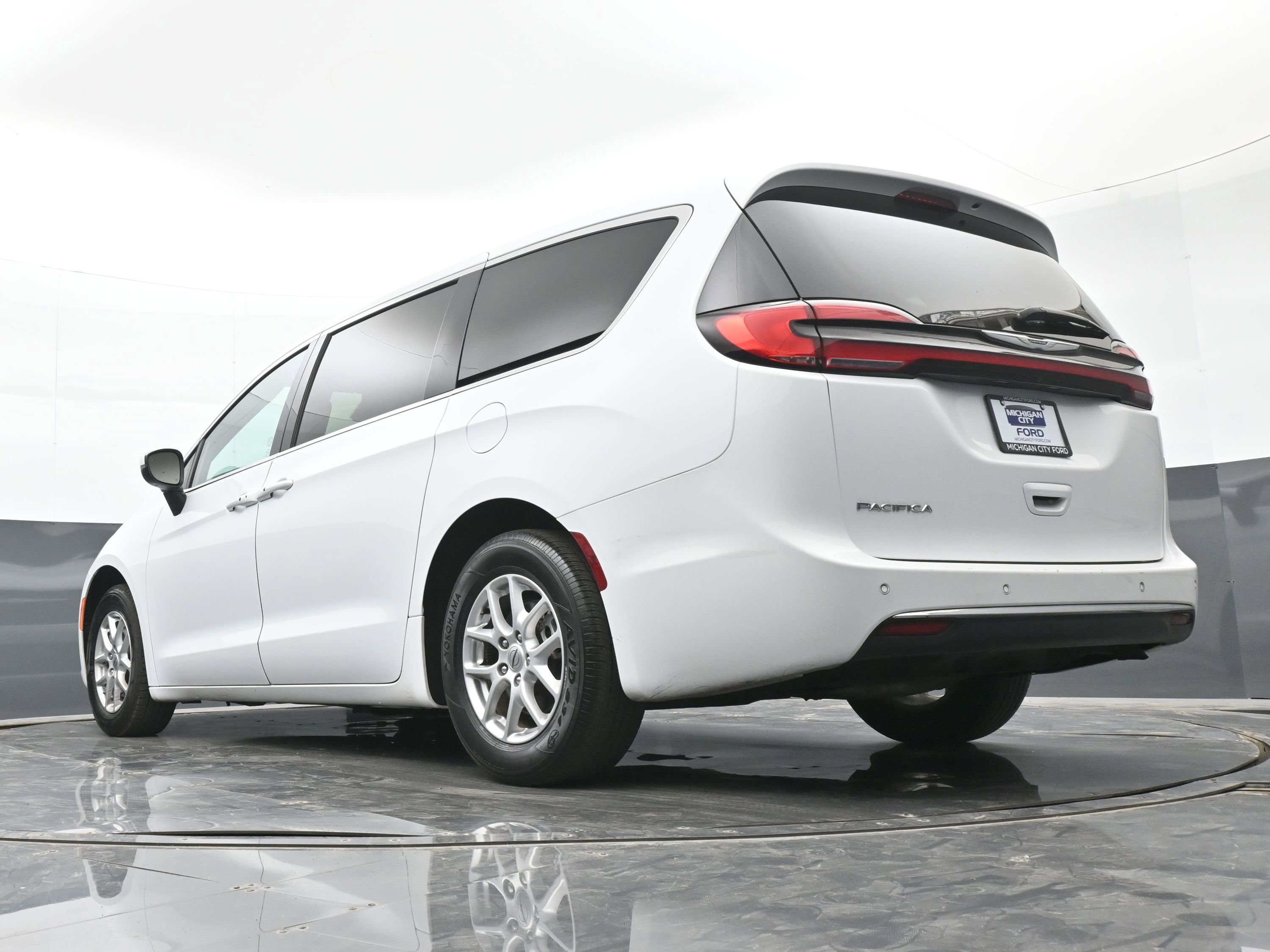 Used 2023 Chrysler Pacifica Touring FWD image 34